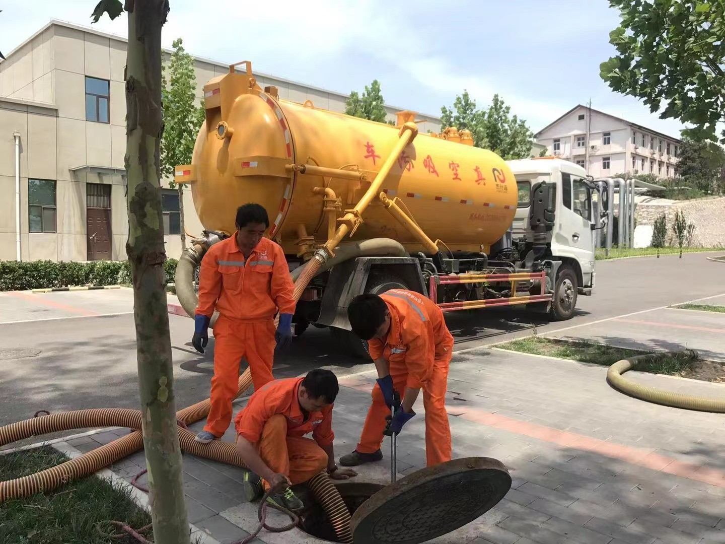 察隅化粪池清理与5-8吨吸粪车施工效率分析